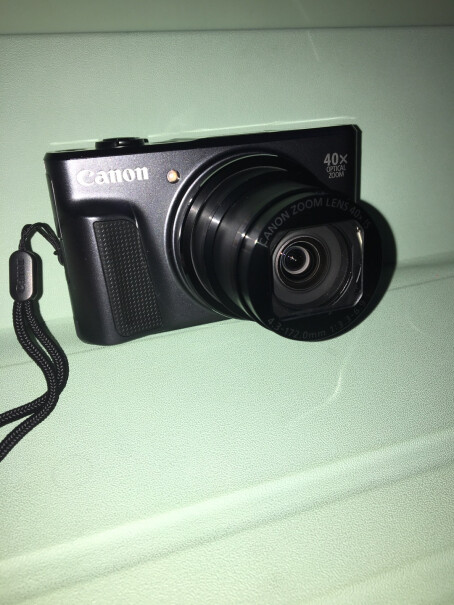 佳能PowerShot SX720 HS数码相机镜头盖容易进尘吗？这种迷你机身比起单反款机身的设计会不会抖动严重？