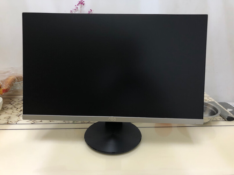 AOC23.8英寸大家买的显示器左右边框的中间会有小小的凸起吗，就是屏幕和边框贴合的不是很好？