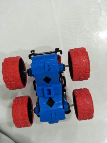 集思儿童玩具车惯性越野四驱车男孩2-6岁汽车模型仿真车模动力用电池吗？