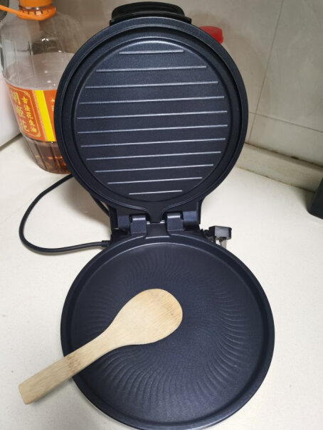 美的电饼铛家用双面加热使用时是否会发出声音，我收到用着铿噔响？