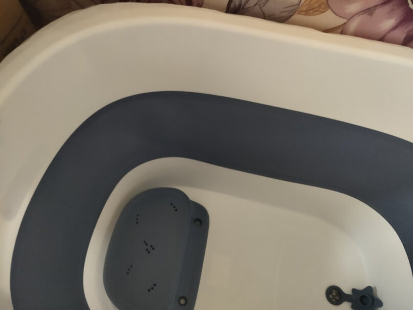 世纪宝贝浴桶儿童沐浴桶婴儿洗澡盆二合一买过这个品牌的折叠盆，一年多，折叠的位置出现裂口漏水，就扔了，这个会不会有类似的情况？