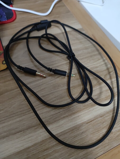 绿联3.5mm音频线40782带耳机还是只有转接线？