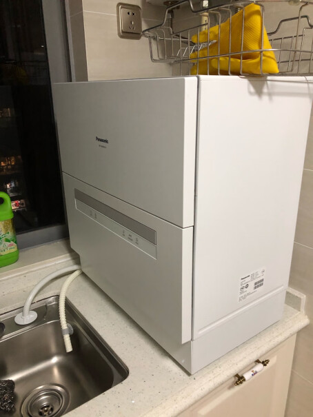 松下自动洗碗机家用台式松下洗碗机免费安装我家橱柜进深只有40，没法安装嵌入式，请问这一款可以放在台下橱柜里使用吗？