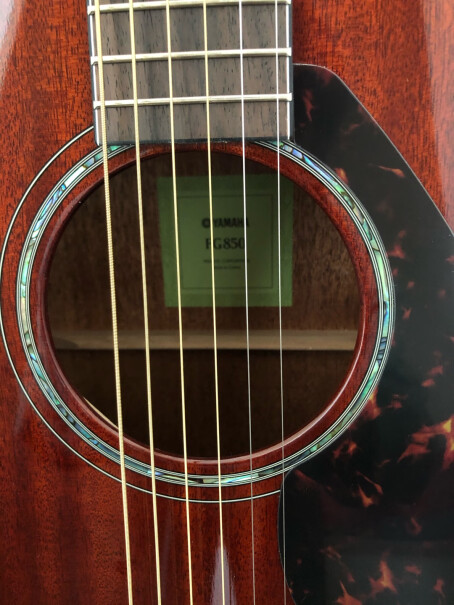 雅马哈FGX830CBL黑色民谣电箱吉他缺角请问大家，这个云杉木全角和玫瑰木侧板有什么区别啊？