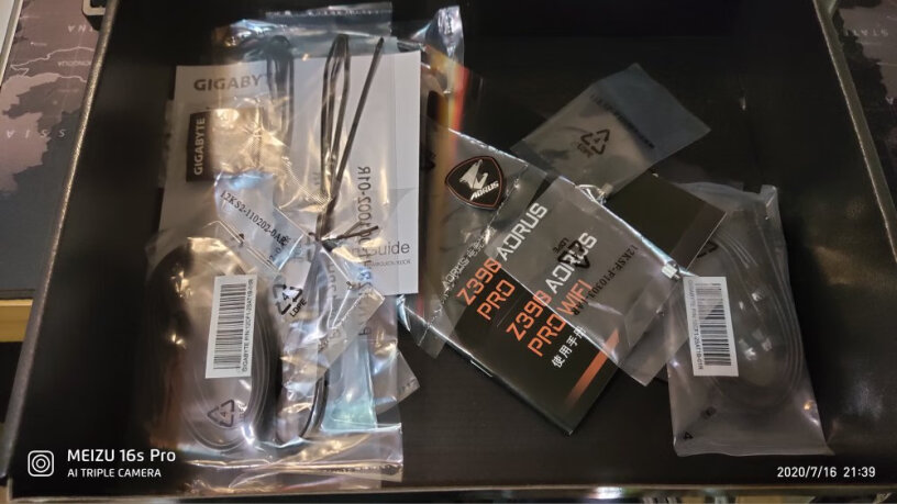 技嘉Z390AORUS两条M.2硬盘带不带马甲的都能装上吗？还是只能装两个不带马甲的？