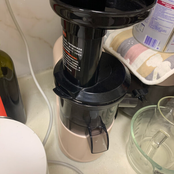 九阳原汁机水果榨汁机家用渣汁分离果汁机小型低速慢榨打汁机迷你怎么都是塑料的，我以为不锈钢的？
