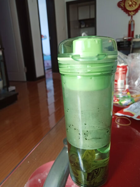 特百惠晶彩茶韵塑料杯随心运动密封防漏茶水分离水杯子带拎绳滤格亲们，这个薄荷蓝的颜色发绿是吗？和图片不是一颜色？