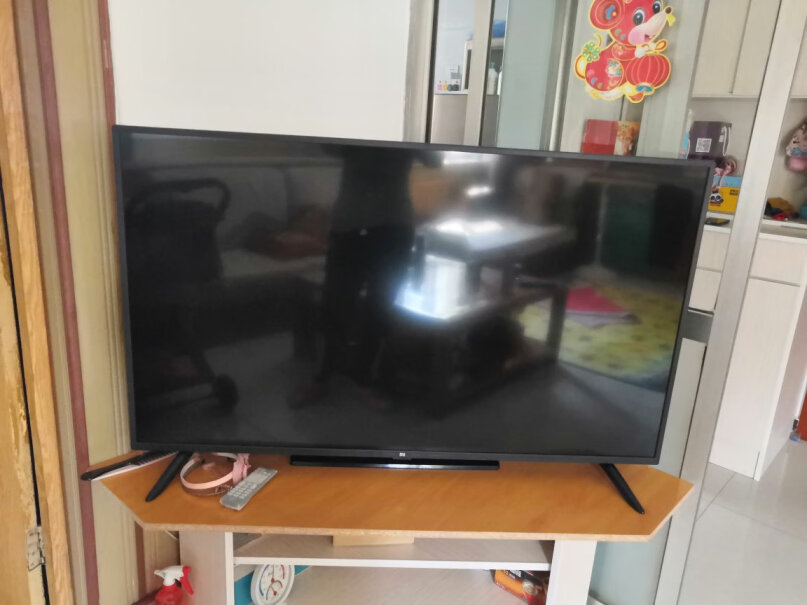 小米电视4A50英寸电视自带底座吗？