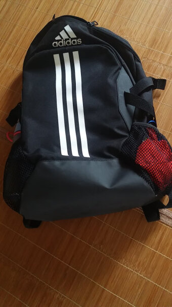 阿迪达斯ADIDAS双肩包这个书包是3层的吗？