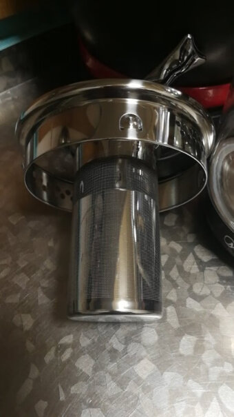美的养生壶电水壶1.5L多功能烧水煮茶器底部有一圈硅胶吗？