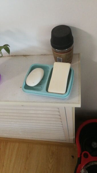 茶花肥皂盒这个有盖子吗？盖上容易掉吗？