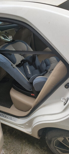 众霸汽车儿童安全座椅婴儿座椅你们的装上去用手能不能晃动？