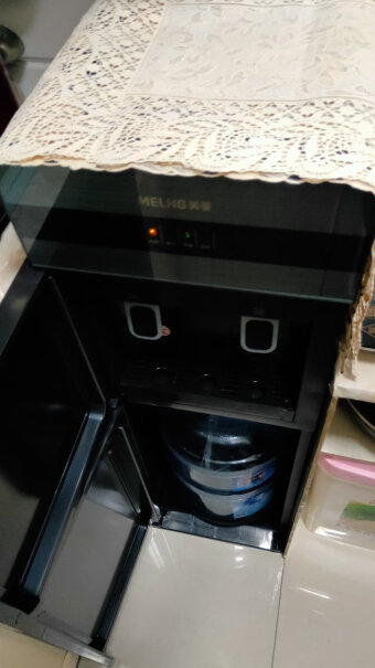 美菱饮水机下置式家用立式温热型什么材质。耐脏吗？