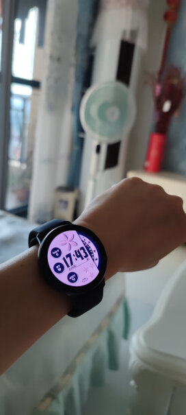 三星Galaxy Watch Active2黑色手表。边框是亮光还是哑光的。