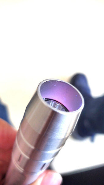 MIXOUT米欧特F18照玉石强光手电筒带磁性吗？