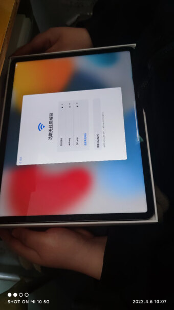 Apple「教育优惠版」iPad Pro 12.9英寸平板电脑 2021年款(256G WLAN版你们背面摄像头附近按压有异响吗？