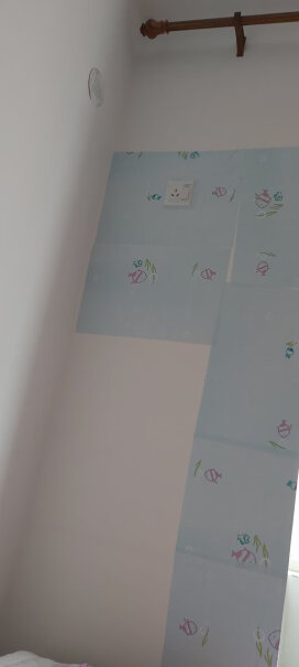 FOOJO自粘墙贴自粘墙纸请问在卫生间原有瓷砖上能贴吗？