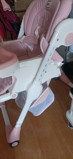 爱音儿童餐椅婴幼儿餐椅这个co18型号的餐椅胖宝宝坐着挤吗？能伸展开来吗？