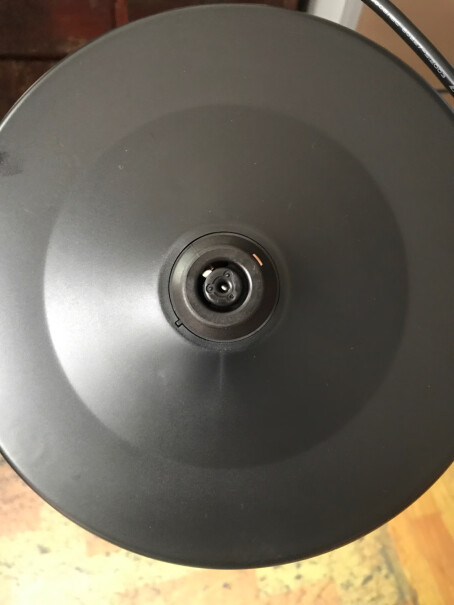 苏泊尔电水壶热水壶电热水壶304不锈钢烧水壶壶盖的内面有塑胶吗？