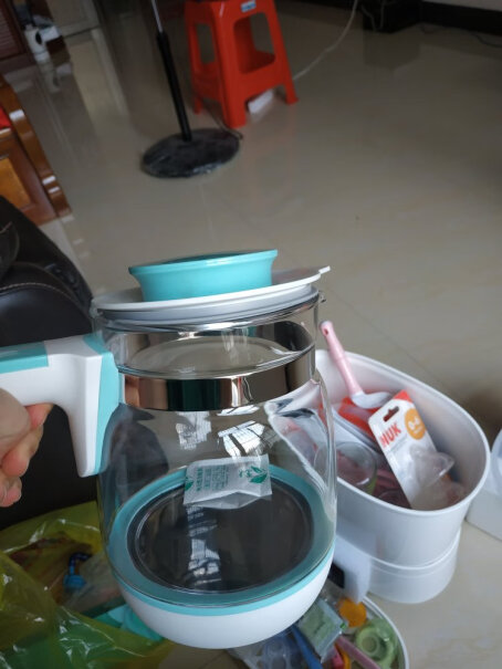 新贝恒温水壶调奶器1.2L盖子是塑料的吗？