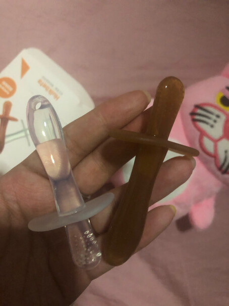 婴儿磨牙棒牙胶咬咬乐安抚牙胶防吃手硅胶玩具两只装两个月能用吗？
