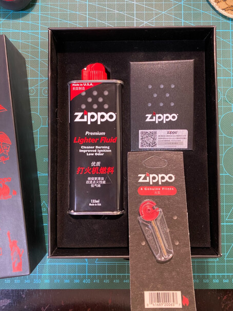 之宝Zippo打火机缎纱镀铬205买来的新机里面有没有脱脂棉？