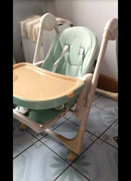 贝能Baoneo儿童餐椅宝宝餐椅实际座椅内部宽度多少？有没有量过？冬天了宝宝18斤还要穿厚衣服，这个感觉有点小呢？