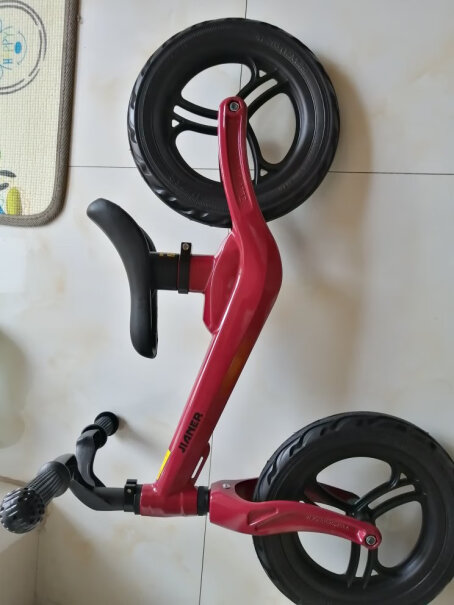 健儿平衡车儿童滑步车无脚踏单车滑行车12寸经典黑到底是自行车比较好呢还是平衡车呢？