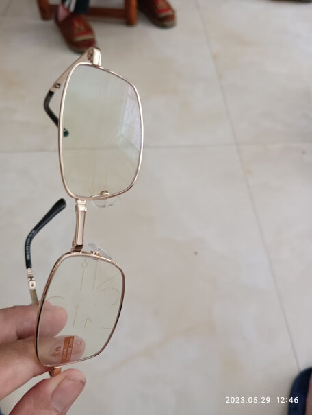 索柏老花镜舒款1105A200花镜老花眼镜便携请问一下，我看字只能远看，能买多少度的眼镜？