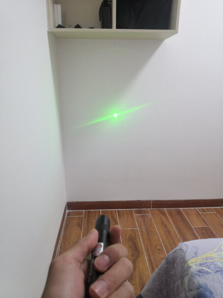 魔铁激光笔灯手电筒绿光比红光亮三倍，为啥红光更贵？