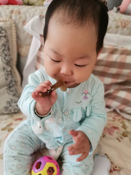 婴儿磨牙棒牙胶咬咬乐安抚牙胶防吃手硅胶玩具两只装会不会有气味，硬度怎么样？