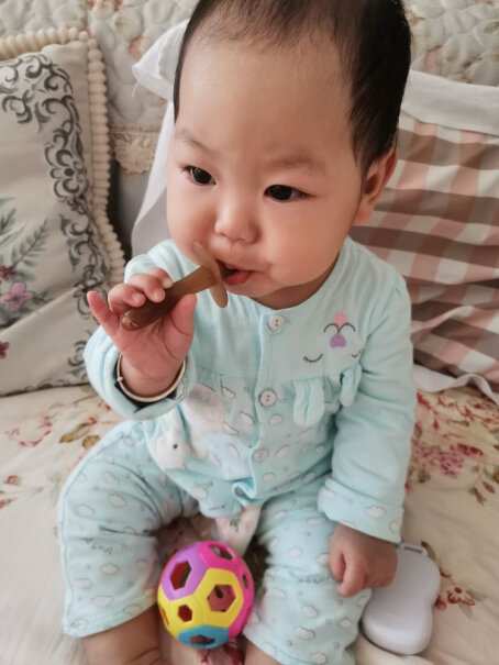 婴儿磨牙棒牙胶咬咬乐安抚牙胶防吃手硅胶玩具两只装会不会有气味，硬度怎么样？