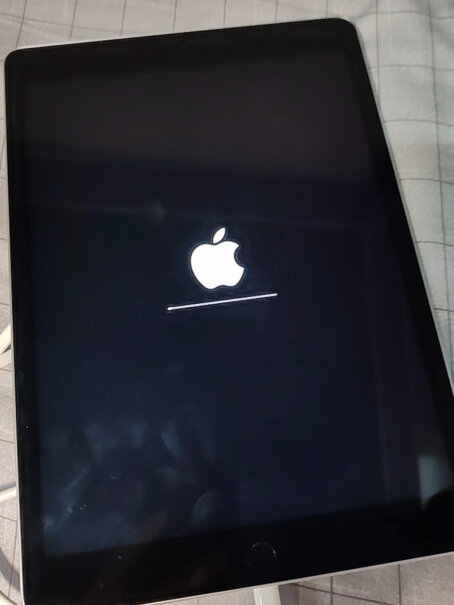 AppleiPad10.22021年款256GBWLAN平板有没有人的平板出现屏幕中间与后壳爆出问题的？今天突然发现平板是弯的，一看中面突出脱离了？