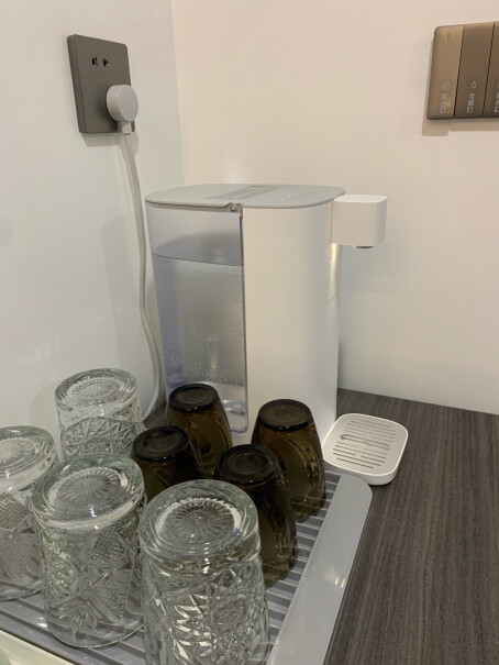 小米有品心想即热饮水机接水有塑料味吗？