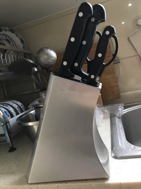 厨房置物架适用不同大小刀具用一段时间容易生锈吗？