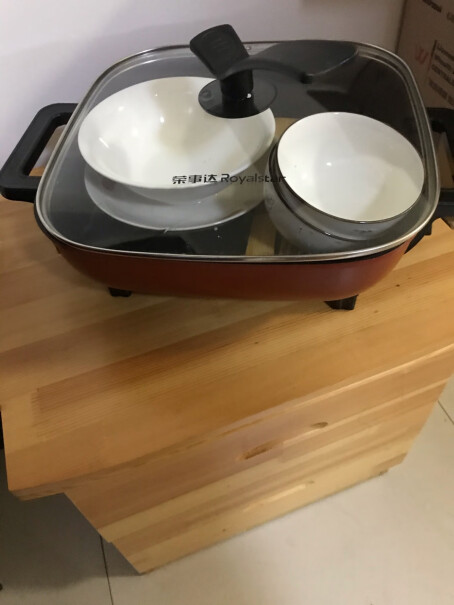 荣事达电火锅韩式家用火锅各位买家，锅底是平的还是凹凸的？