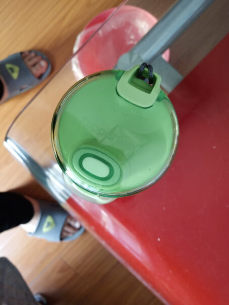 特百惠晶彩茶韵塑料杯随心运动密封防漏茶水分离水杯子带拎绳滤格亲们，这个薄荷蓝的颜色发绿是吗？和图片不是一颜色？