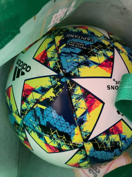 阿迪达斯Adidas欧冠梅西足球成人训练比赛足球zuqiu可以和手机连接吗？