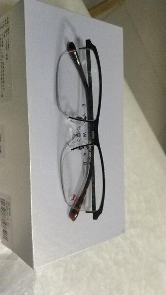 彪马PUMA眼镜男镜架这个镜框前面有弧度的，会产生菱镜效应，出现佩戴不适？