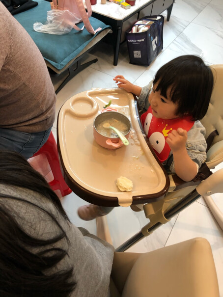 婴幼儿餐椅优呗宝宝餐椅婴儿电动摇摇椅应该注意哪些方面细节！这样选不盲目？
