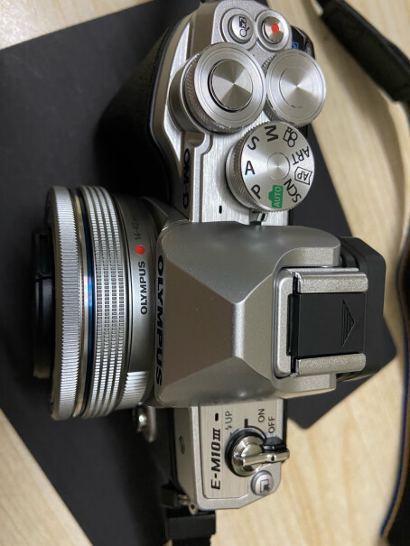 奥林巴斯E-M10 MarkIV微单相机想请问一下需要额外购买其他镜头嘛？纯小白一个 想用来记录日常的？