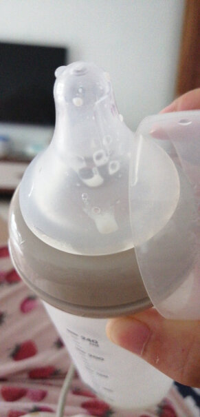 贝亲Pigeon硅胶玻璃奶瓶婴儿仿母乳新生儿宽口径240ml这个出气孔是朝上还是朝下呢？