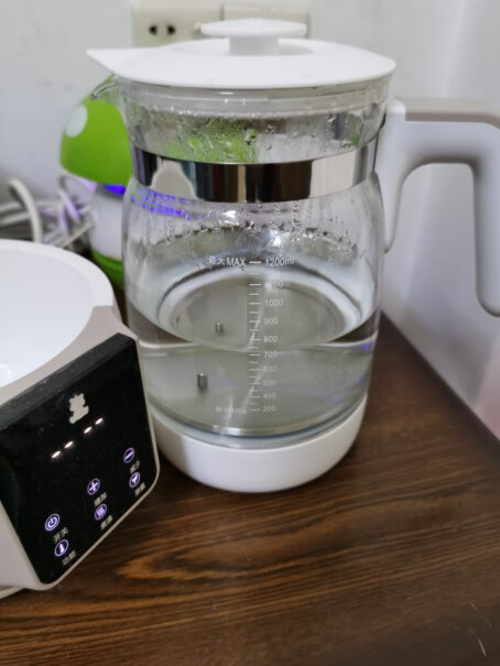 小白熊恒温调奶器1.2L美的皇冠和小白熊那个好？烧水有味道吗？