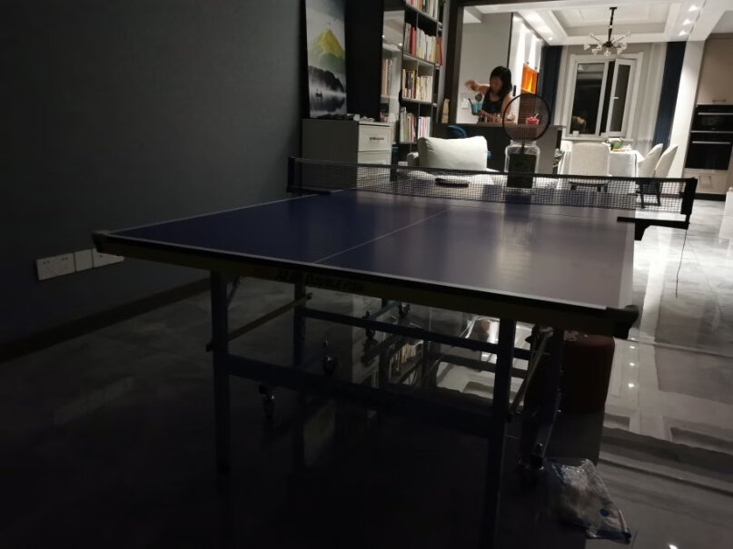 双鱼少年儿童乒乓球台这款乒乓球桌68高度，成人打施展得开吗？