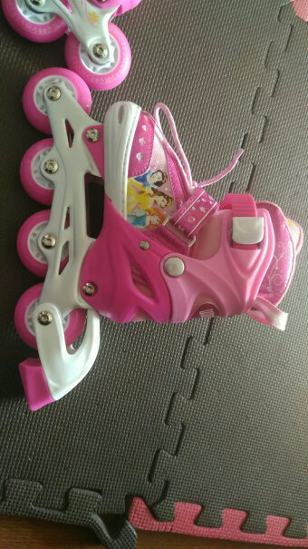 迪士尼Disney轮滑鞋儿童溜冰鞋八轮全闪轮滑冰鞋套装轮子会发光吗？