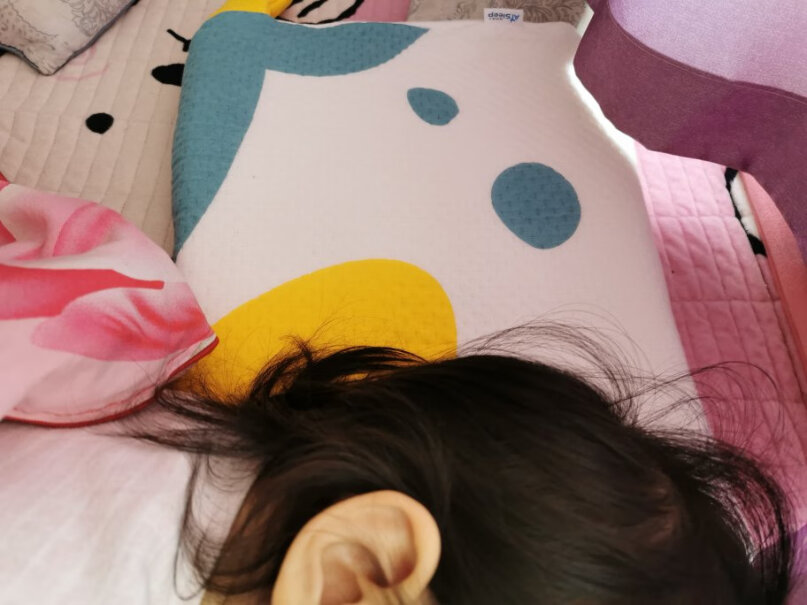 睡眠博士2-8岁儿童乳胶枕买的乳胶枕味道大吗？散多久能去味啊？还是记性枕的味道大啊？有两个型号下哪个好啊？