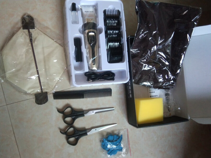 奥克斯成人理发器电推剪电动剃头刀剪发器充电和飞科哪个好，卡头发吗？