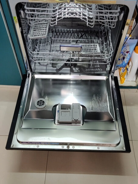 美的台式洗碗机高温除菌M洗碗块放在槽里，关门会滑落到底部滤网怎么办。？