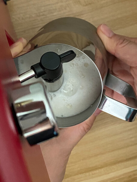 德龙咖啡机趣享系列半自动咖啡机为什么一分钟不到就出咖啡，而且咖啡也不热？