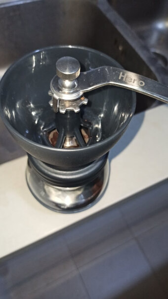 HeroX-2C手摇磨豆机这个颜色是黑色还是灰色呢，为什么有的图片看着是灰色有的是黑色？是光线问题嘛？